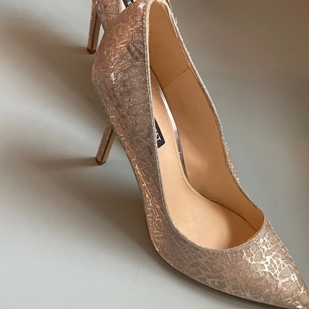 NWOT NINE WEST SILVER LEOPARD PUMPS